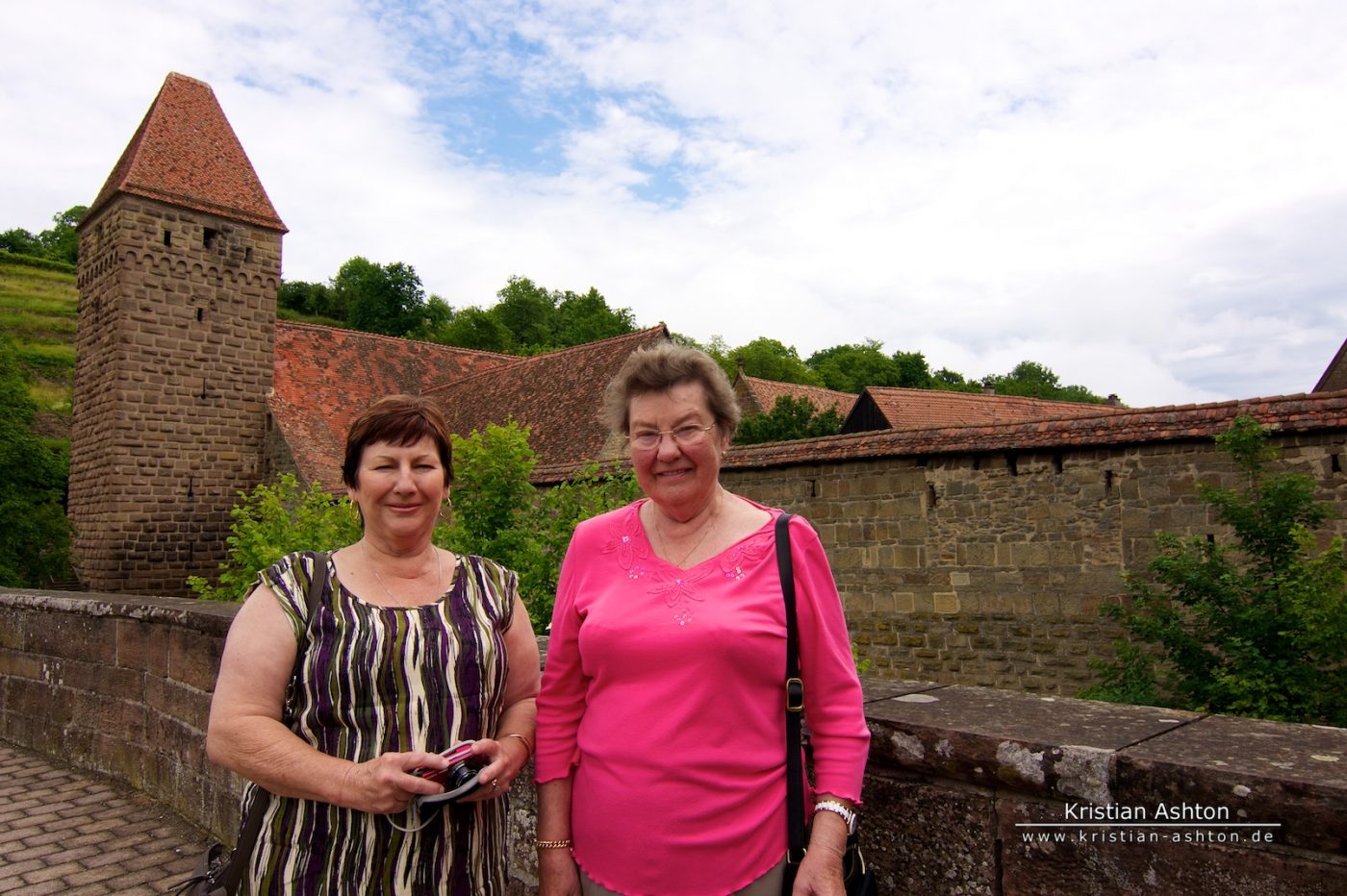 Mutti und Omi beim Kloster Maulbronn