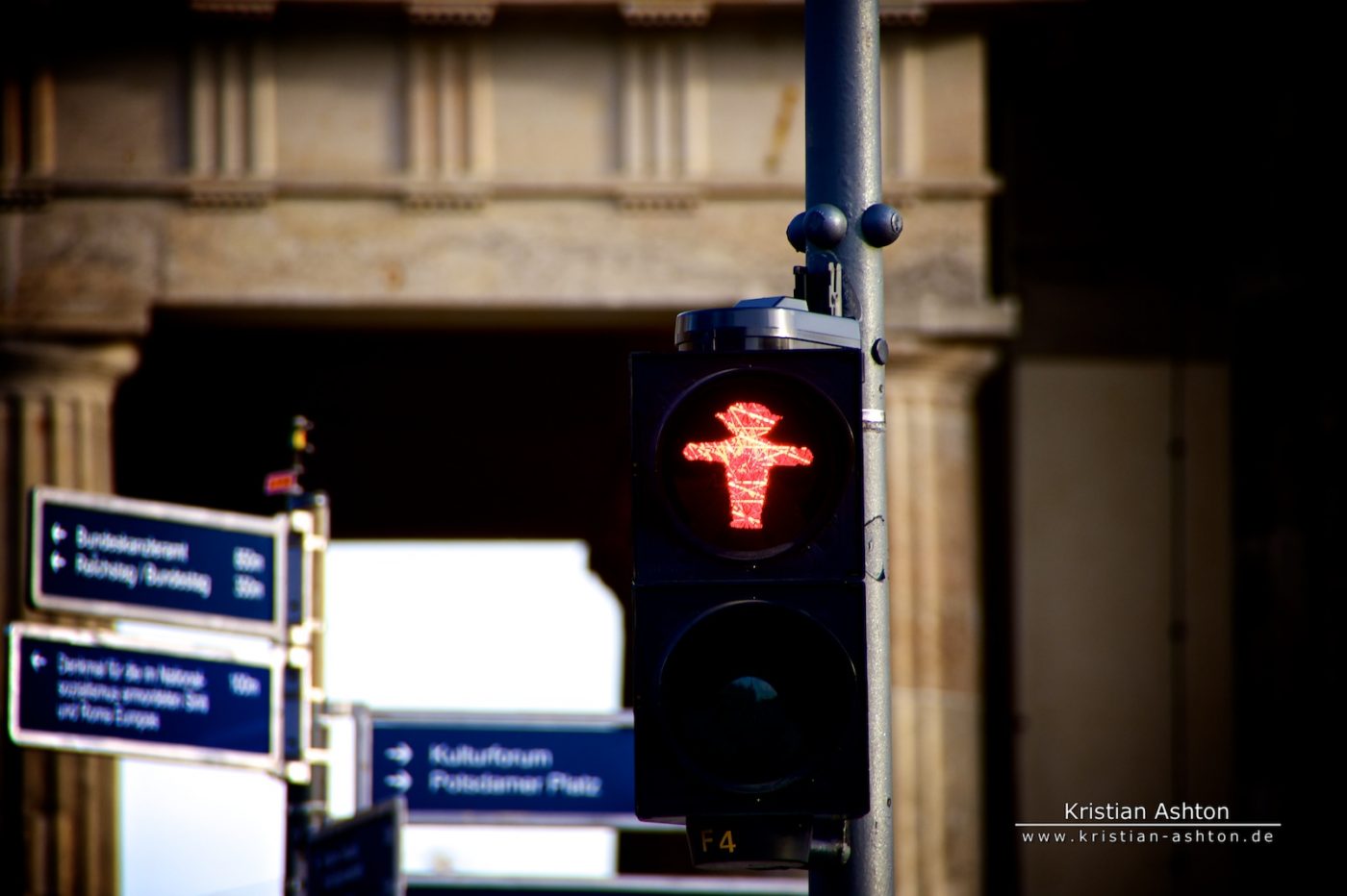 Ein roter Ampelmann beim Brandenburger Tor