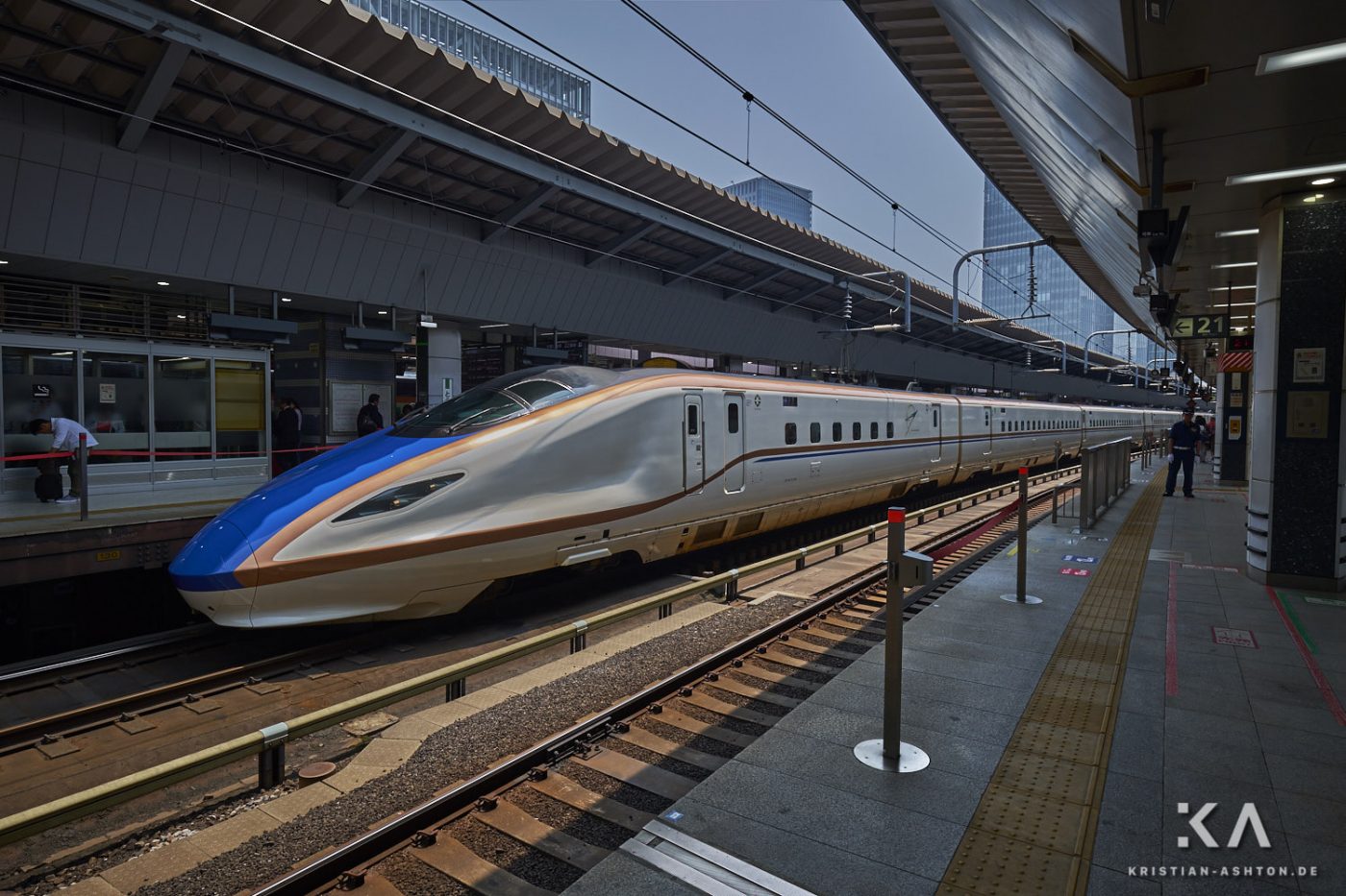 Bahnhof Tokio - ein JR West Shinkansen Zug der Baureihe W7