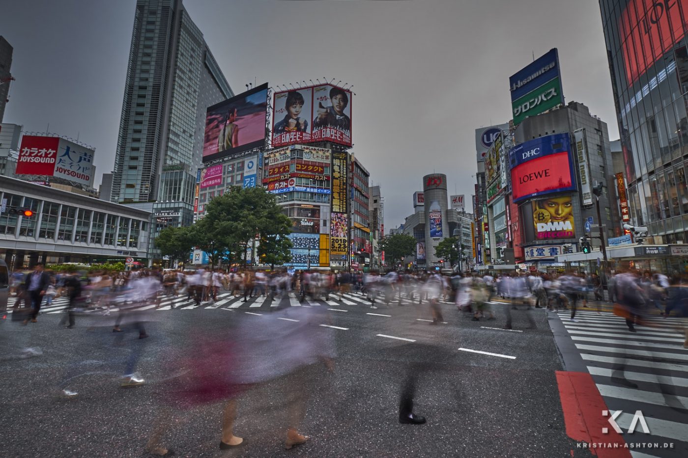 Shibuya Crossing - in den Abendstunden gehen ca. 15.000 Leute über diese Kreuzung!