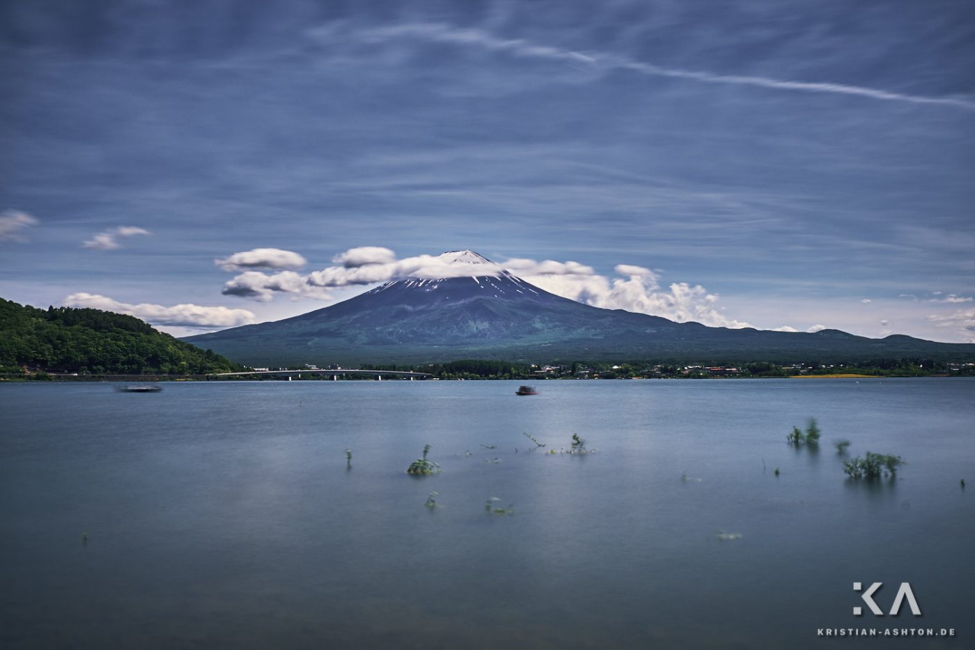 Blick über den Kawaguchiko See auf den schönen Fujisan (Mt. Fuji)