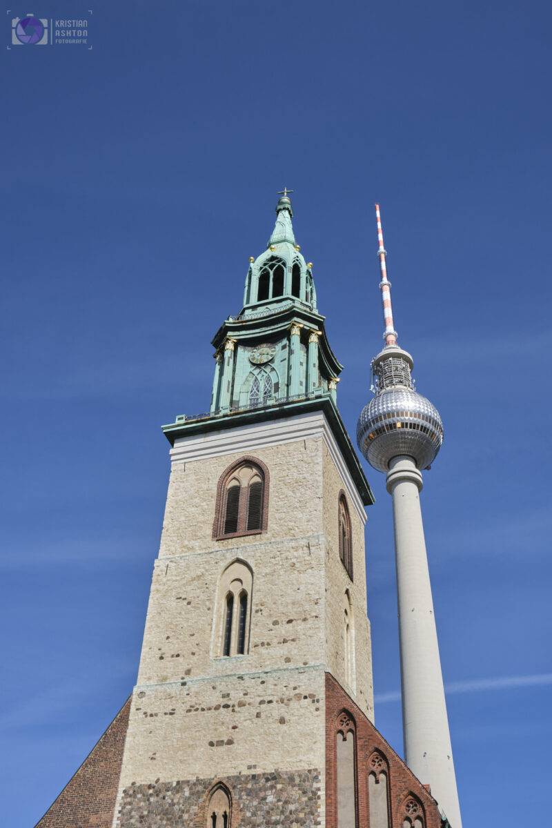 St. Marienkirche und der Fernsehturm am Alexanderplatz